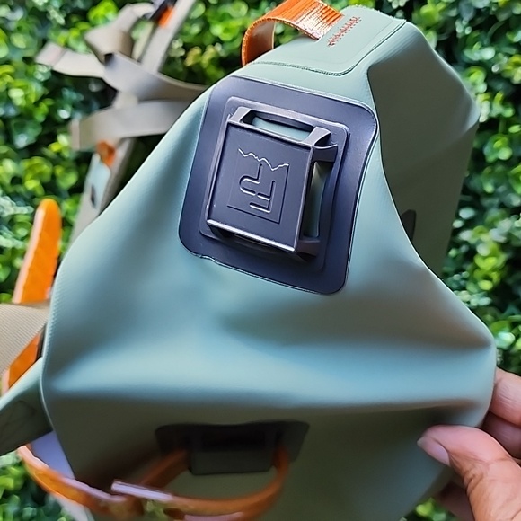 Fishpond Thunderhead Submersible Sling Bag Fishing Angling Fisherman New W/Tag - Picture 10 of 11